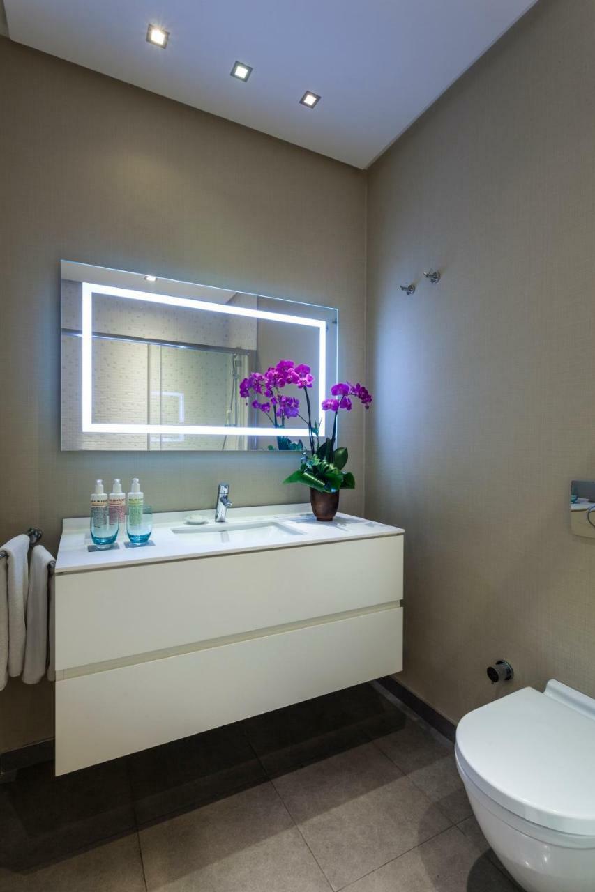 Fraser Place Anthill Стамбул Екстер'єр фото Bathroom mirror with LED lighting